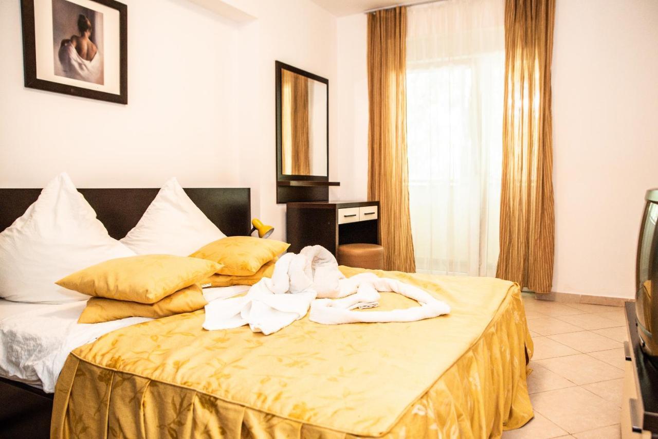Club Onix Apartments เนพทุน ภายนอก รูปภาพ