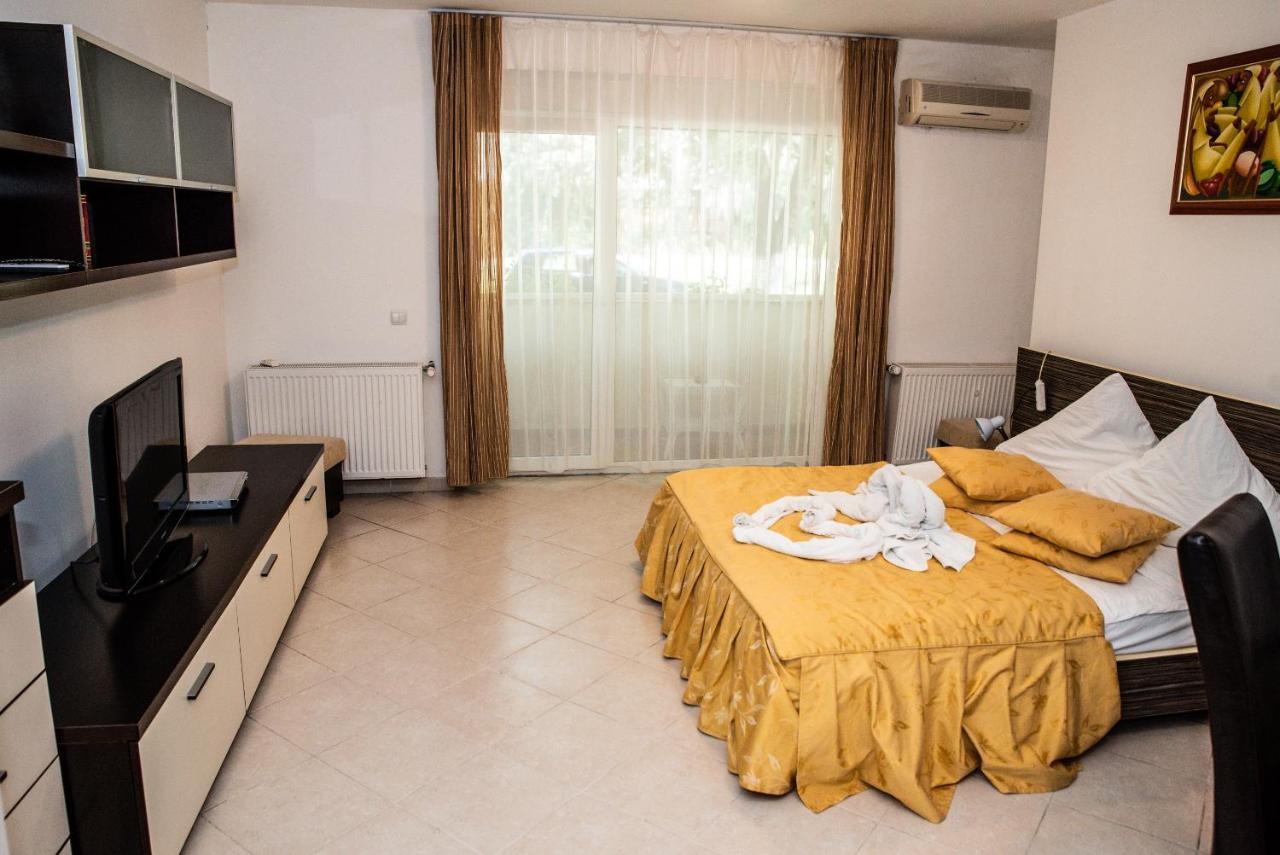Club Onix Apartments เนพทุน ภายนอก รูปภาพ