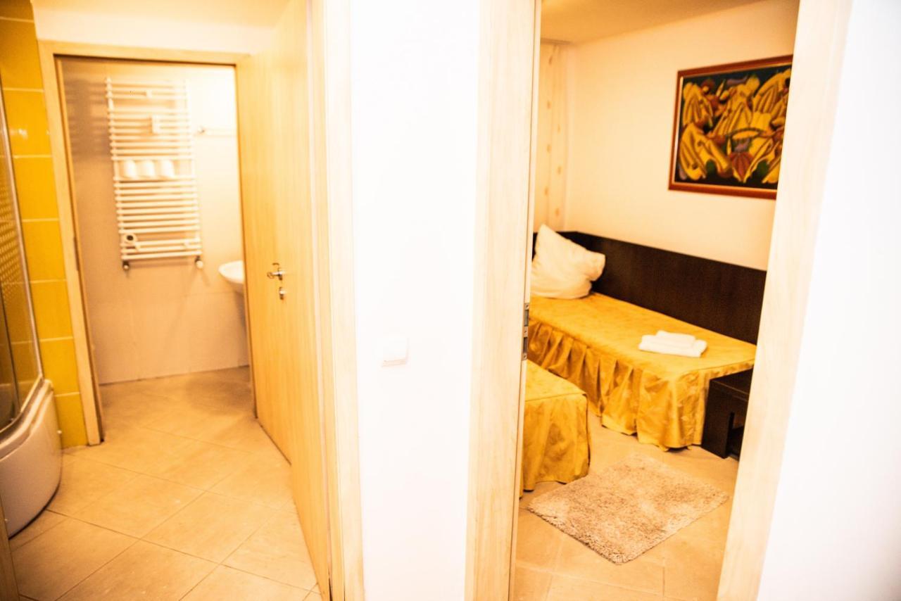Club Onix Apartments เนพทุน ภายนอก รูปภาพ