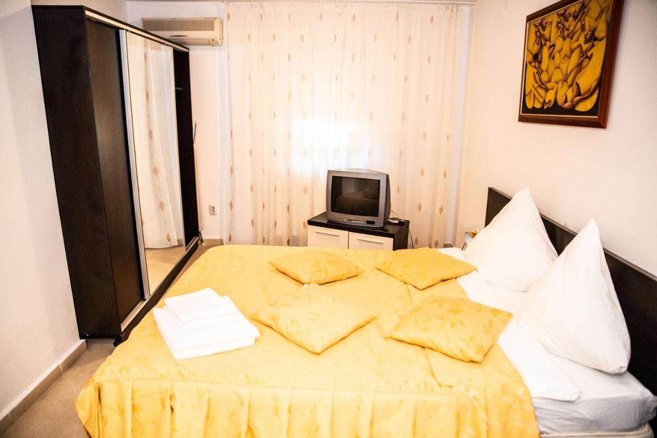 Club Onix Apartments เนพทุน ภายนอก รูปภาพ