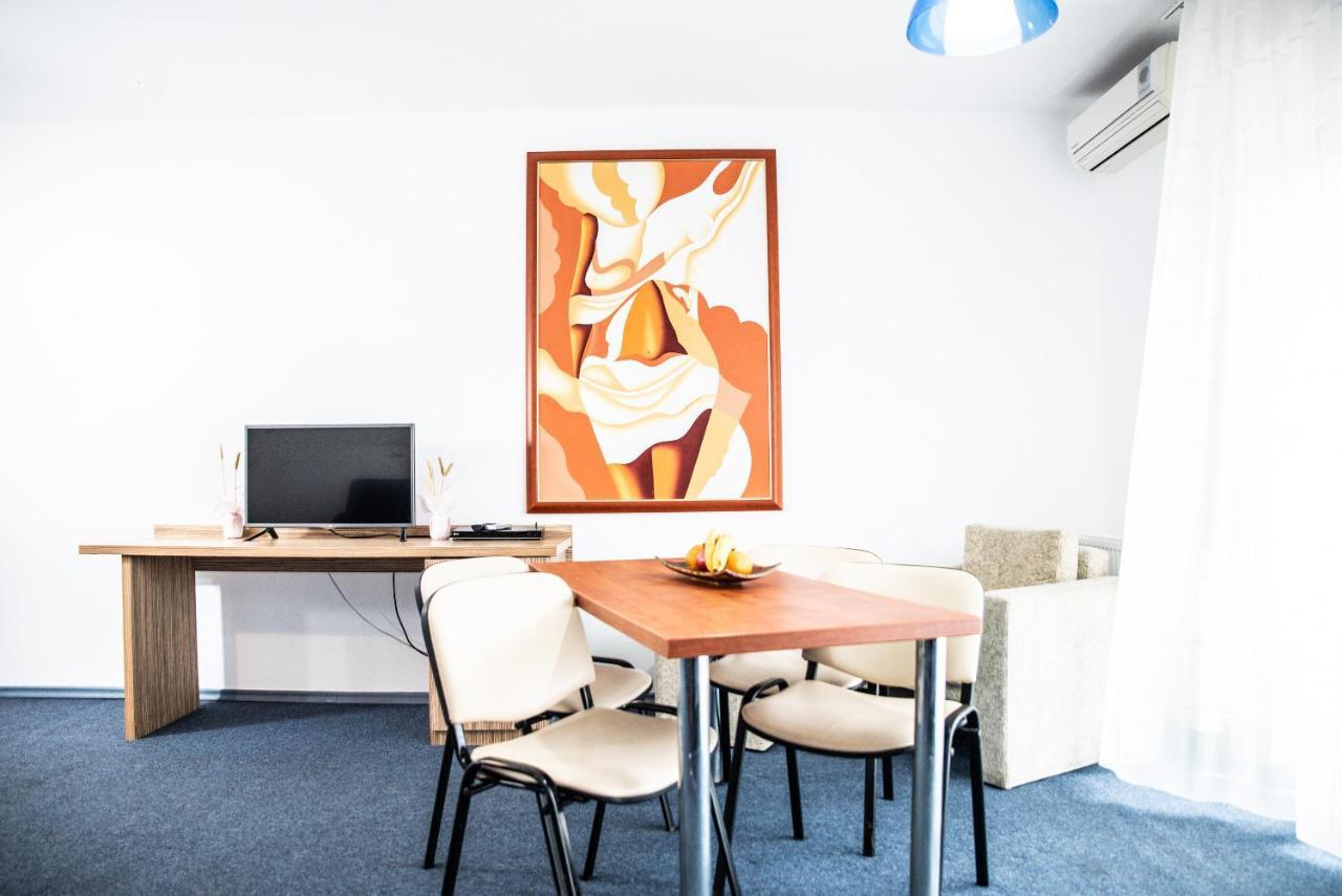 Club Onix Apartments เนพทุน ภายนอก รูปภาพ