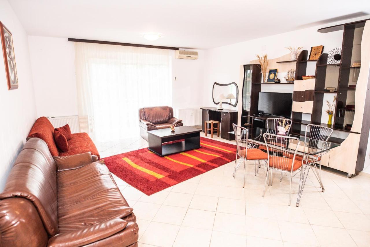Club Onix Apartments เนพทุน ภายนอก รูปภาพ