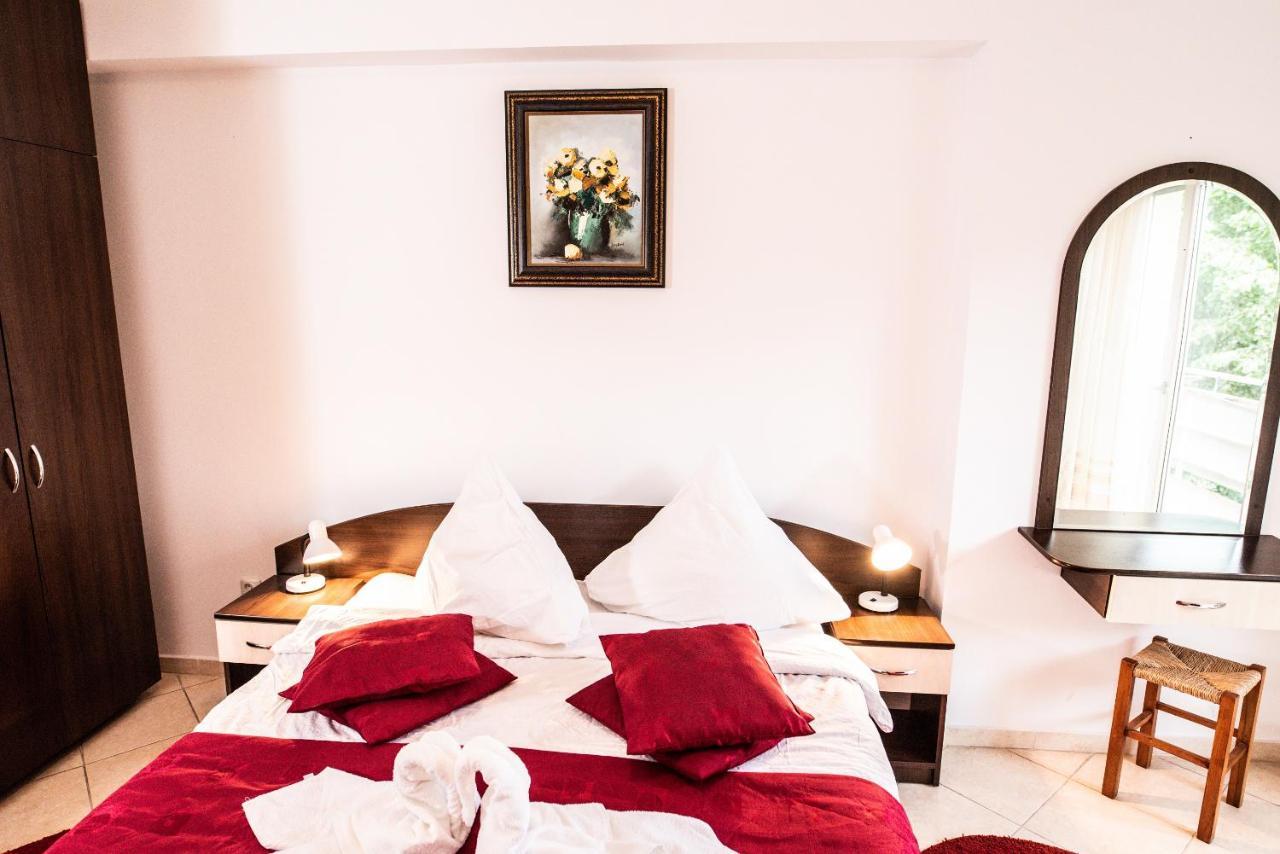 Club Onix Apartments เนพทุน ภายนอก รูปภาพ