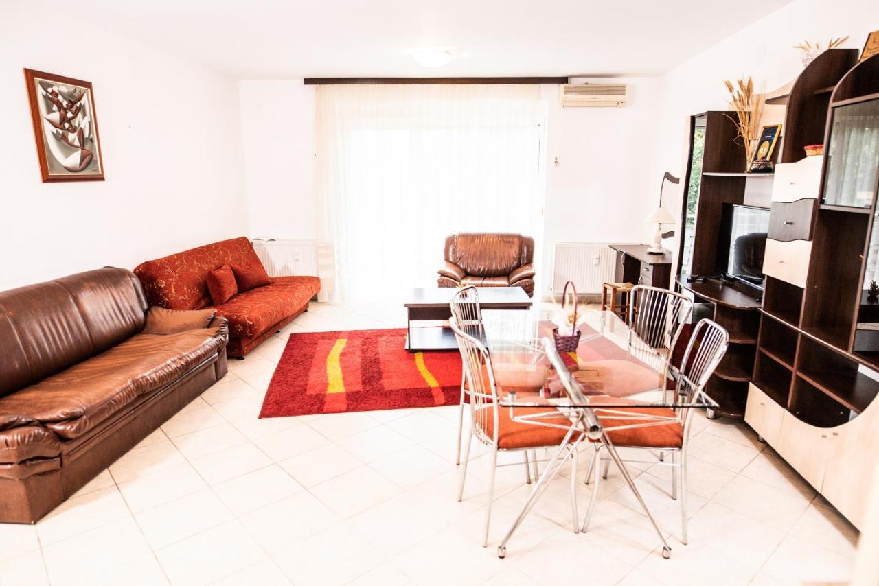 Club Onix Apartments เนพทุน ภายนอก รูปภาพ
