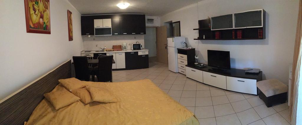 Club Onix Apartments เนพทุน ภายนอก รูปภาพ