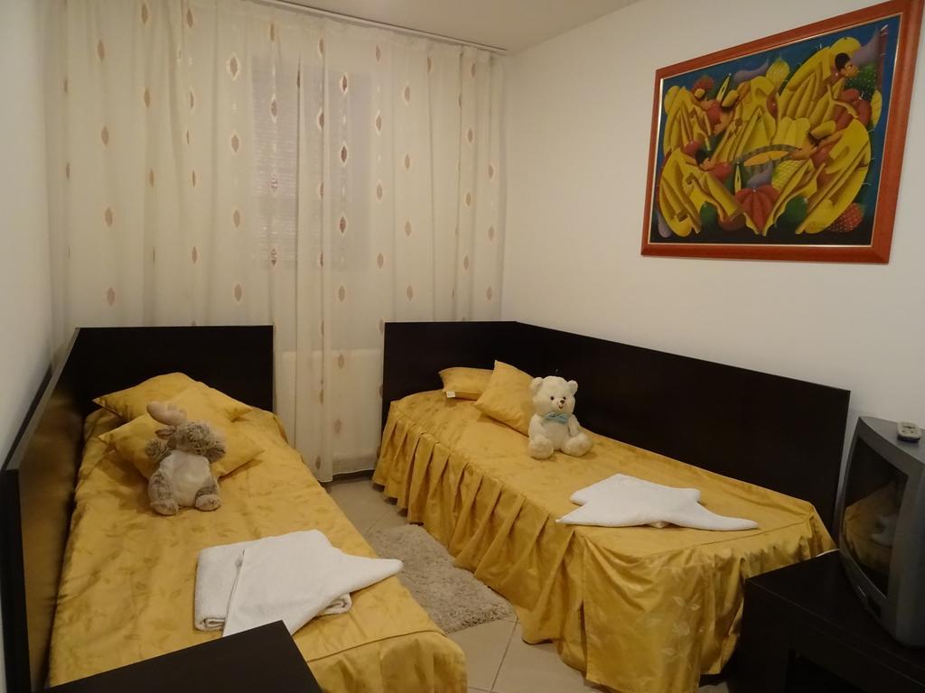 Club Onix Apartments เนพทุน ภายนอก รูปภาพ