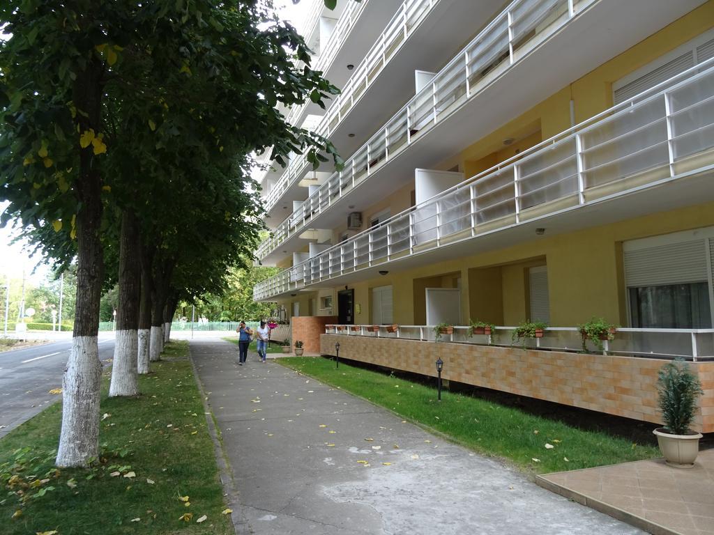 Club Onix Apartments เนพทุน ภายนอก รูปภาพ